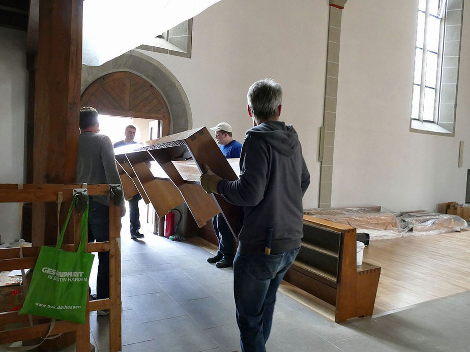 Reinigung und Aufstellung der Kirchenbänke von St. Crescentius (Foto: Karl-Franz Thiede)